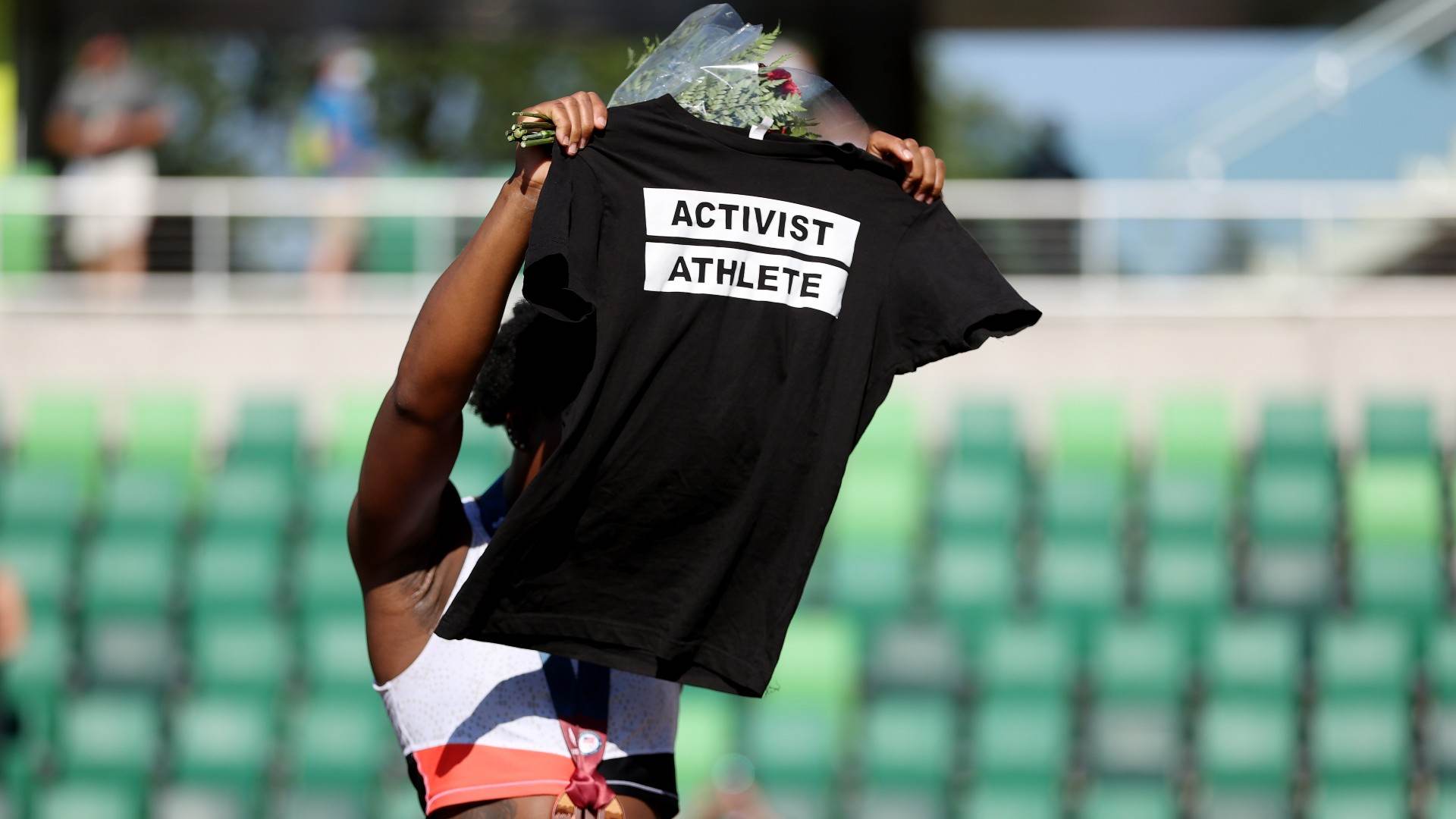 Gwen Berry exibe camisa com texto ‘atleta ativista’ em evento pré-olímpico Gwen Berry exibe camisa com texto ‘atleta ativista’ em evento pré-olímpico