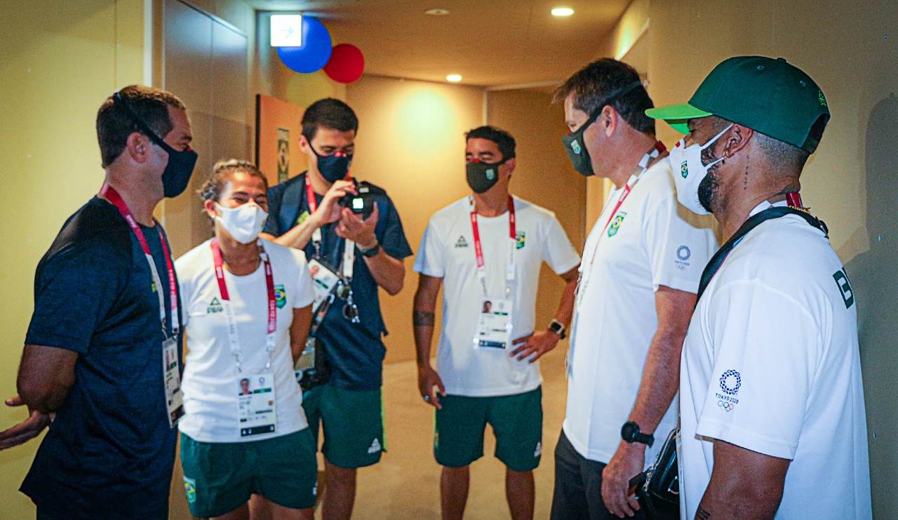Equipe de surfe se encontra com chefe da missão brasileira na Vila Olímpica