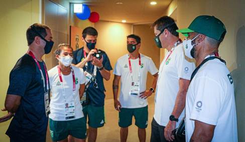 Equipe de surfe se encontra com chefe da missão brasileira na Vila Olímpica