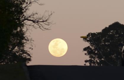 Lua cheia vista da cidade de Caxias do Sul (RS)