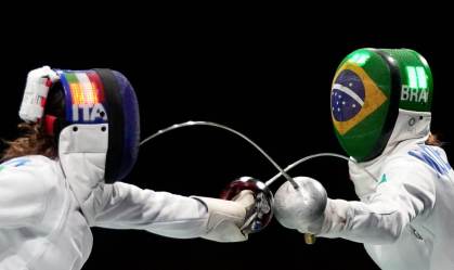 Brasileira campeã mundial de esgrima perde na estreia e fica fora das Olimpíadas