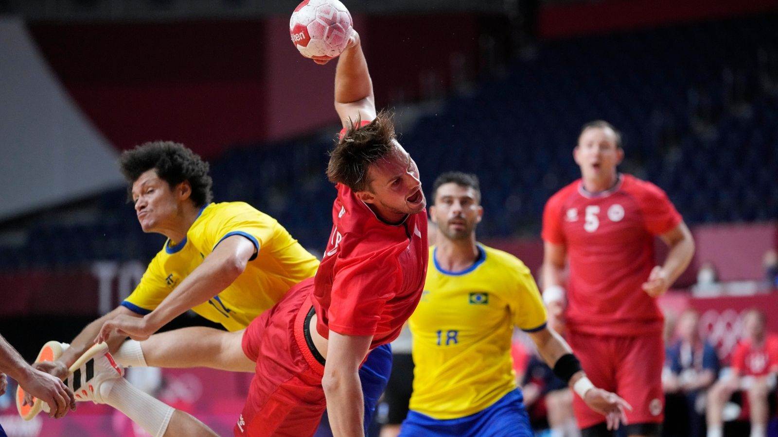 Magnus Abelvik Roed finaliza durante a vitória da Noruega sobre o Brasil no hand