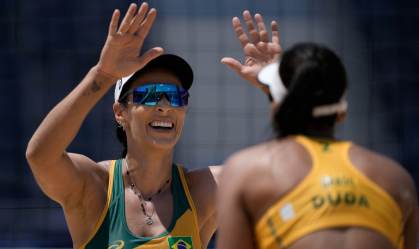 Mirando medalhas, vôlei de praia larga com vitórias em duelos Brasil x Argentina