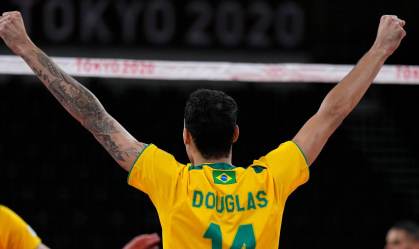 Na volta de Renan, seleção de vôlei supera Tunísia na estreia nas Olimpíadas