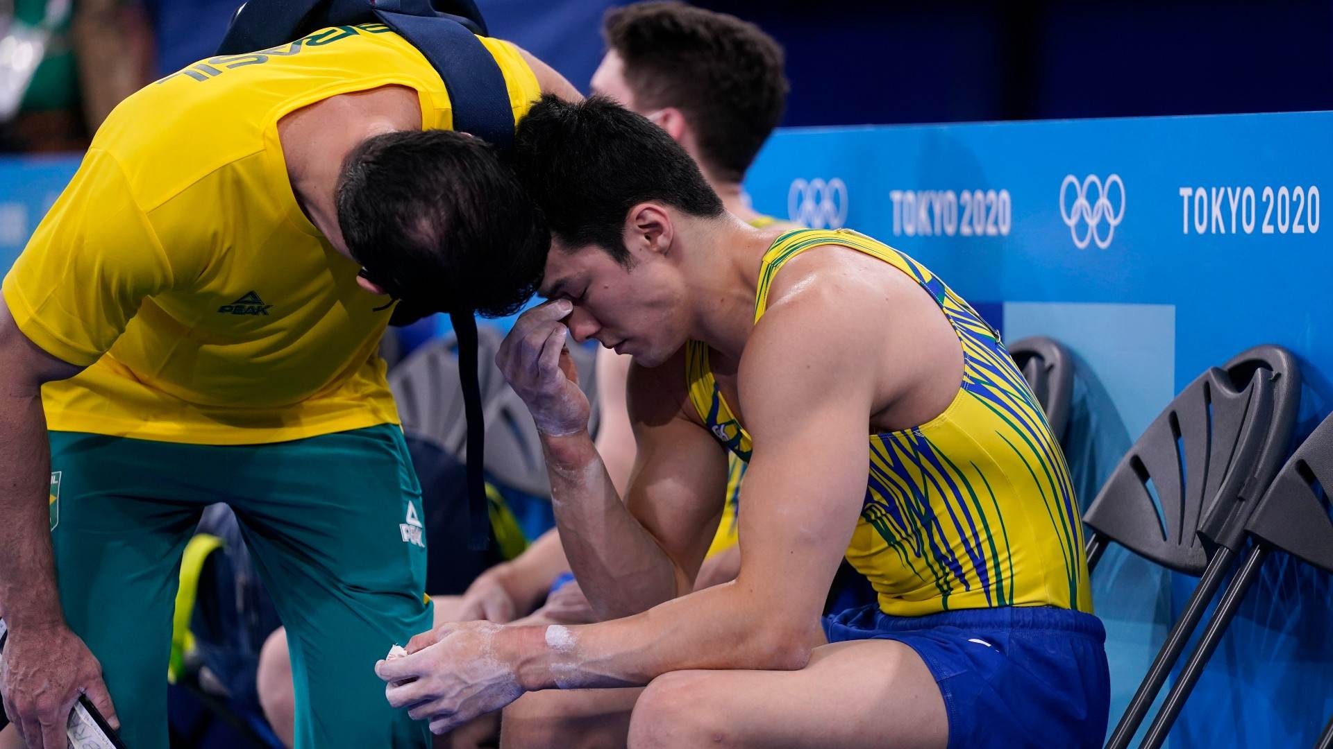 Arthur Nori é consolado por seu técnico após prova de classificação da ginástica Arthur Nori é consolado por seu técnico após prova de classificação da ginástica