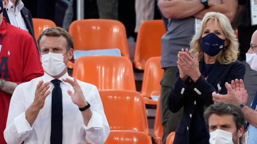 Emmanuel Macron e Jill Biden acompanham a competição de Basquete 3x3 no Japão