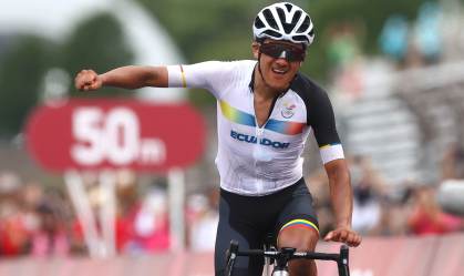 Equatoriano ganha ouro olímpico em prova emocionante do ciclismo de estrada