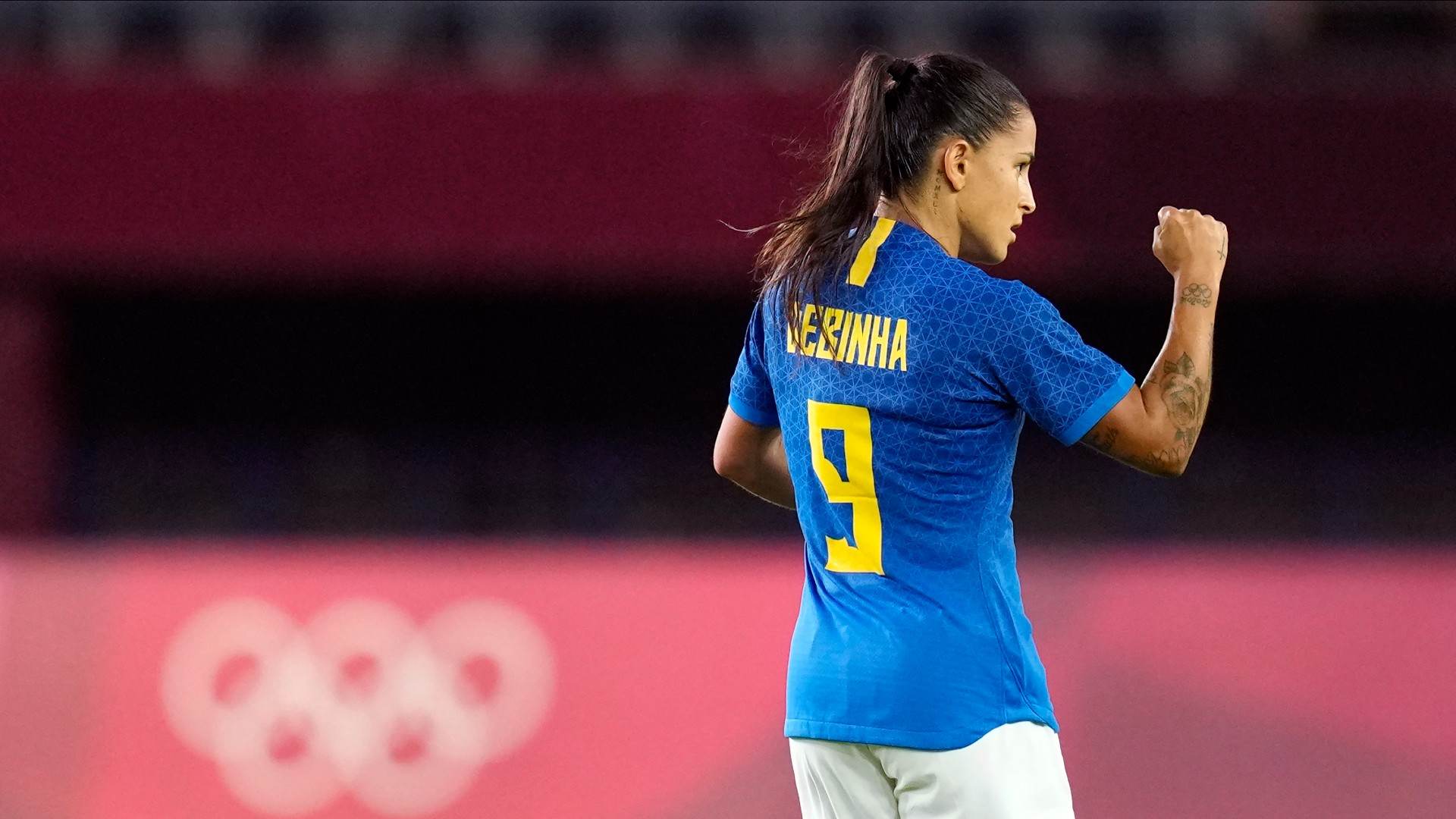 Debinha comemora gol de empate em jogo contra Holanda Debinha comemora gol de empate em jogo contra Holanda