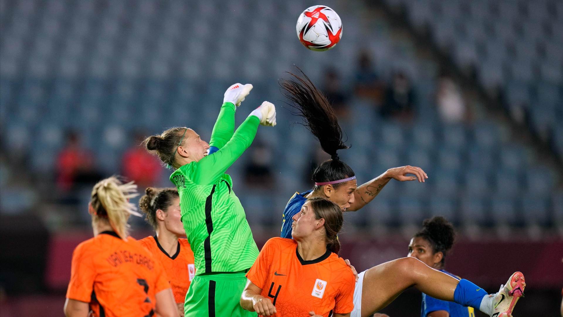 Sari van Veenendaal, goleira da Holanda, sobe para afastar bola Sari van Veenendaal, goleira da Holanda, sobe para afastar bola