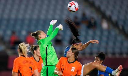Sari van Veenendaal, goleira da Holanda, sobe para afastar bola