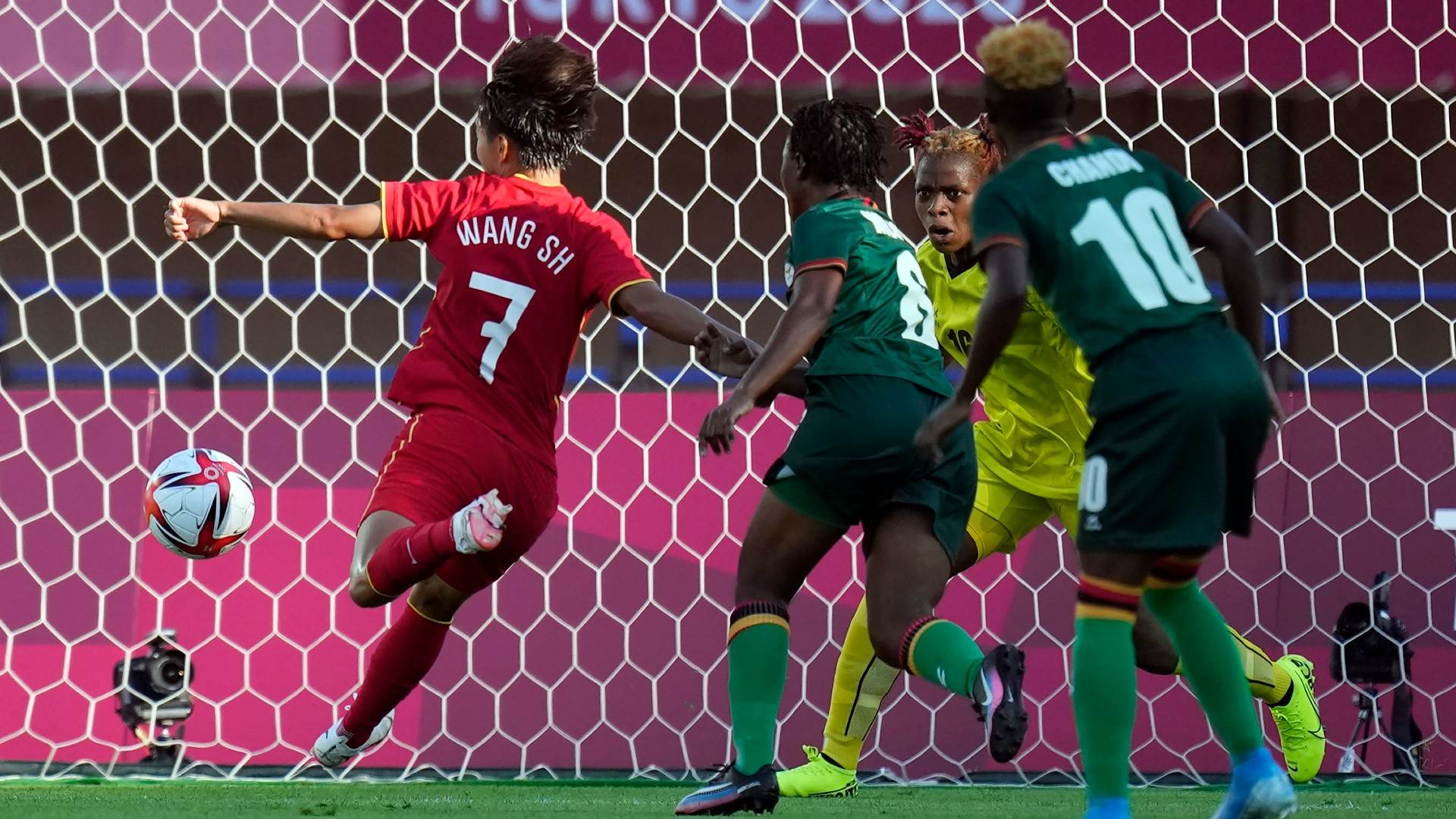 Wang Shuang (camisa 7), marcou os 4 gols da China contra a Zâmbia Wang Shuang (camisa 7), marcou os 4 gols da China contra a Zâmbia