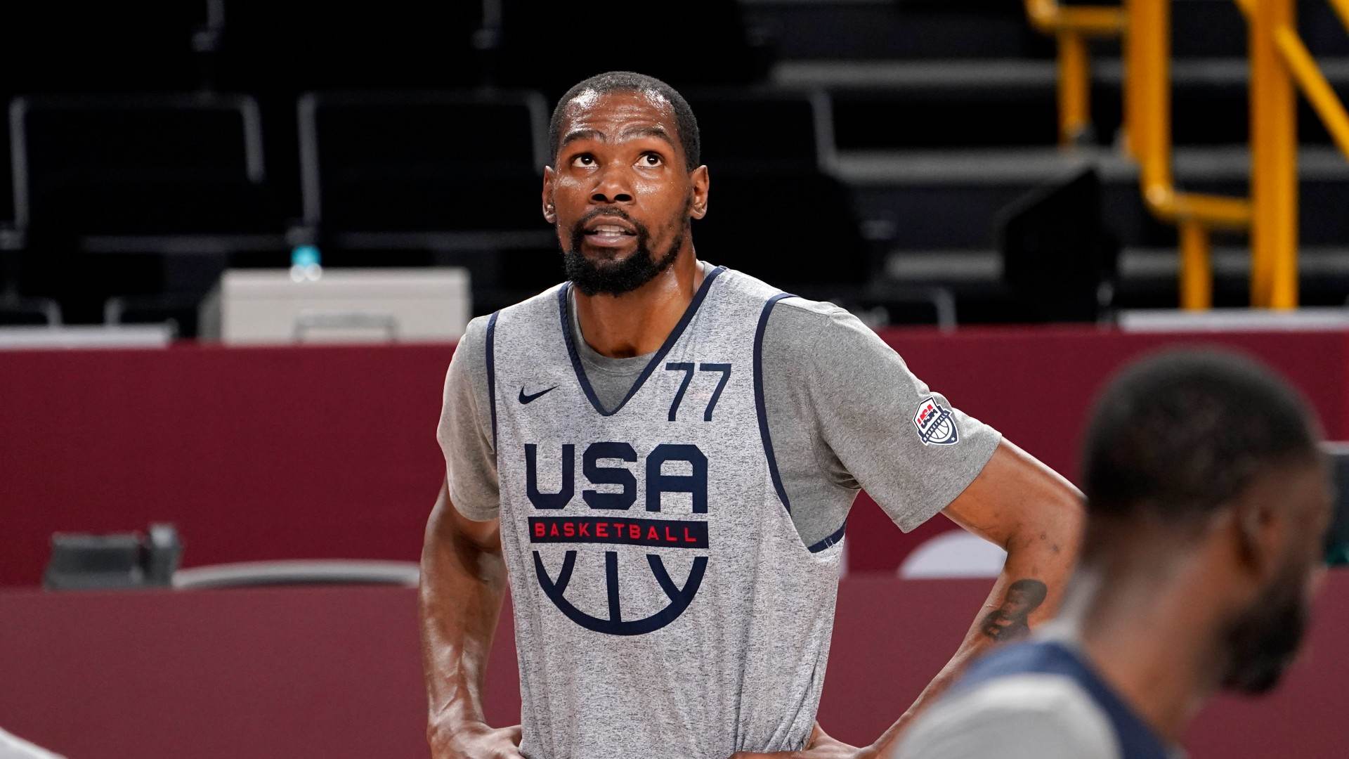 Maior astro dos EUA. Kevin Durant treina para a estreia do basquete em Tóquio Maior astro dos EUA. Kevin Durant treina para a estreia do basquete em Tóquio