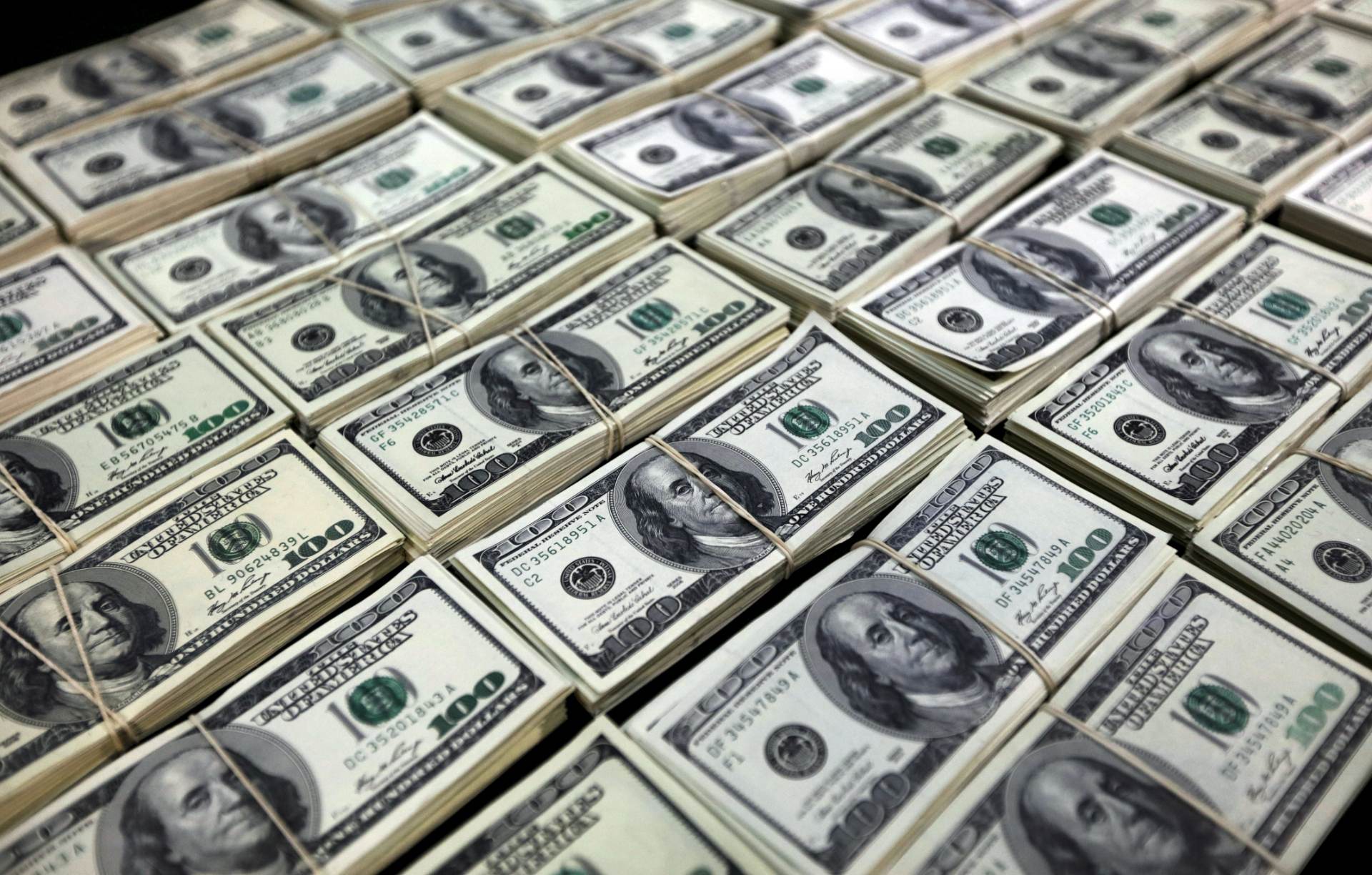 Pilha de dólares; moeda americana atinge valor recorde no Brasil