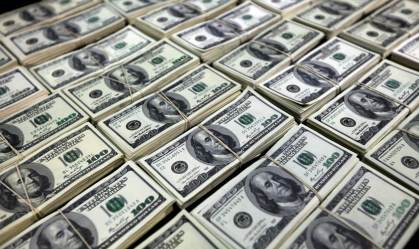 Pilha de dólares; moeda americana atinge valor recorde no Brasil