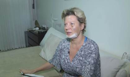 A deputada federal Joice Hasselmann (PSL-SP) mostra local das supostas agressões