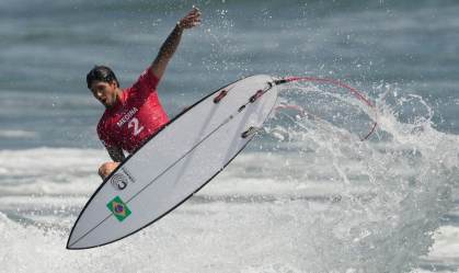 Medina vence na estreia e se junta a Ítalo nas oitavas do surfe nas Olimpíadas