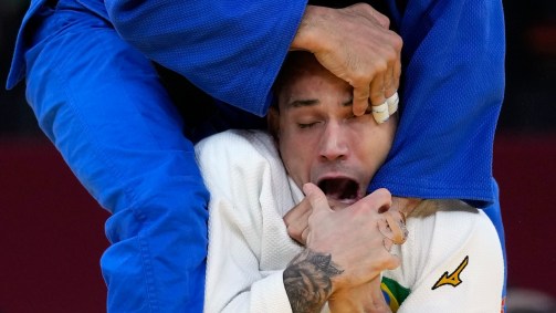O brasileiro Daniel Cargnin temta se livrar de golpe do egípcio Abdelmawgoud