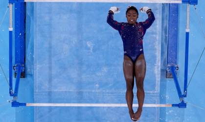 Simone Biles, dos EUA, se apresenta na classificatória das barras assimétricas