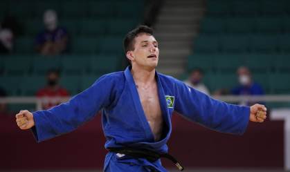 Daniel Cargnin festeja após conquistar o bronze nas Olimpíadas 2020
