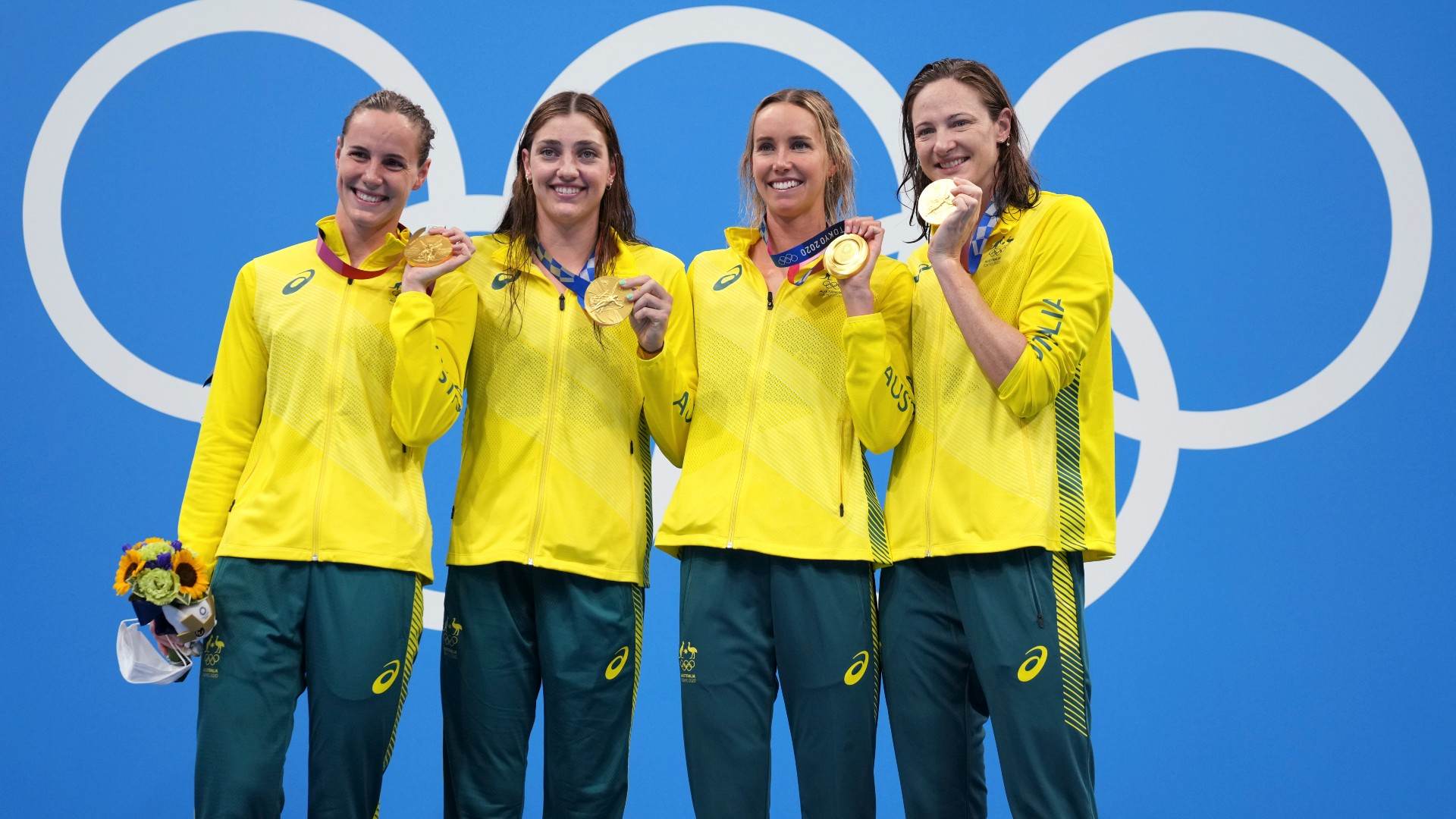 Nadadoras da Austrália recebem medalha de ouro no revezamento 4x100m Nadadoras da Austrália recebem medalha de ouro no revezamento 4x100m