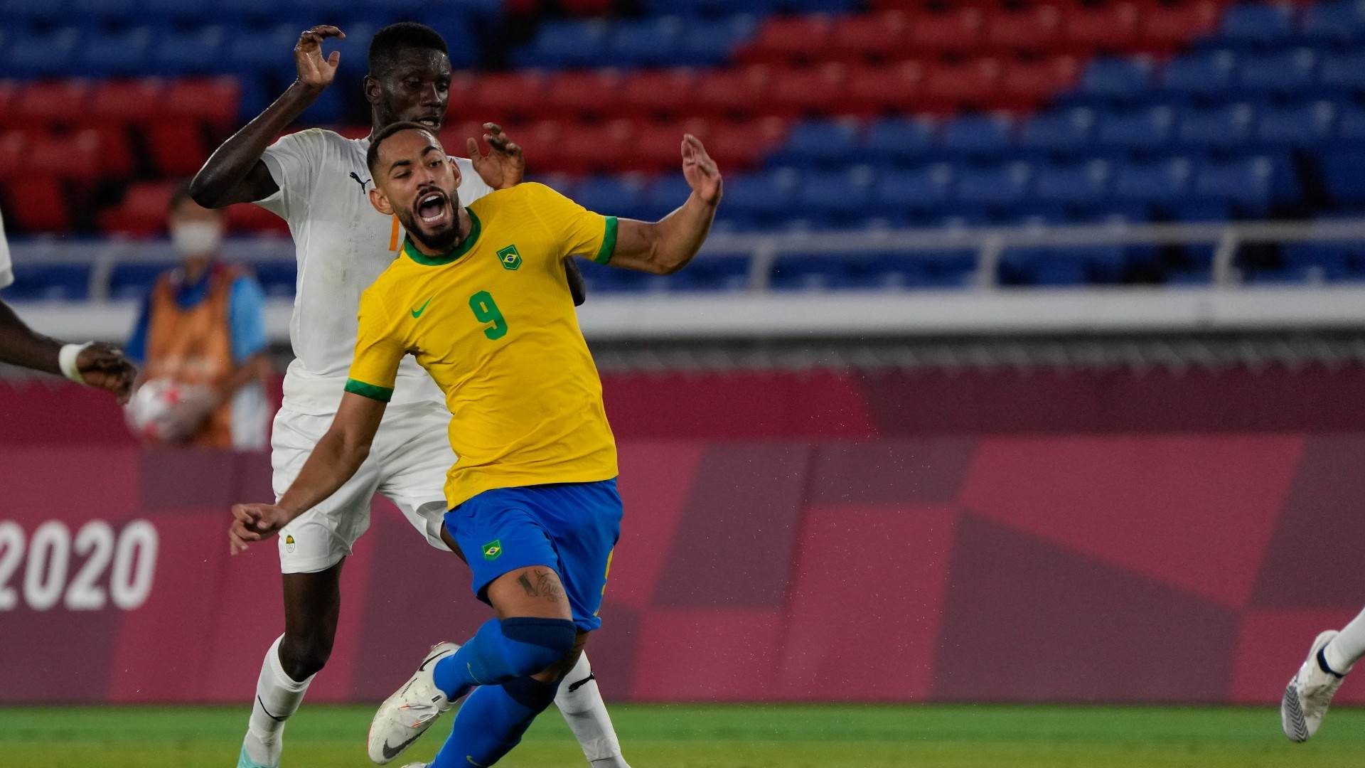 Matheus Cunha sofre falta de Eboue Kouassi no empate com Costa do Marfim