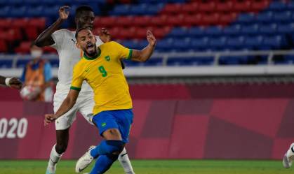 Matheus Cunha sofre falta de Eboue Kouassi no empate com Costa do Marfim