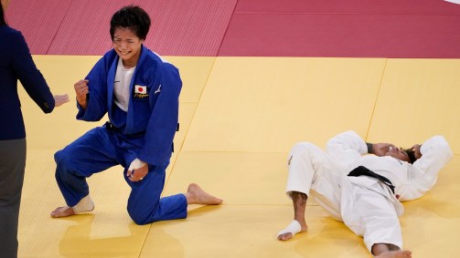 A japonesa Uta Abe derrota a francesa Amandine Buchard no judô até 52kg