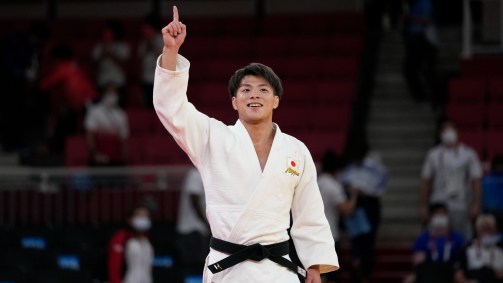 Hifumi Abe, do Japão, celebra conquista do ouro contra adversário de Geórgia