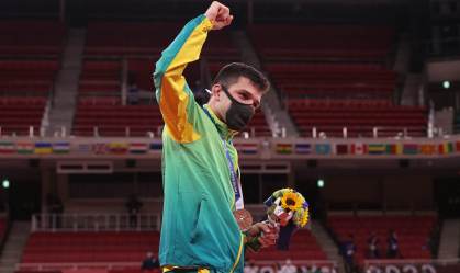 Daniel Cargnin comemora a conquista do bronze no judô até 66kg