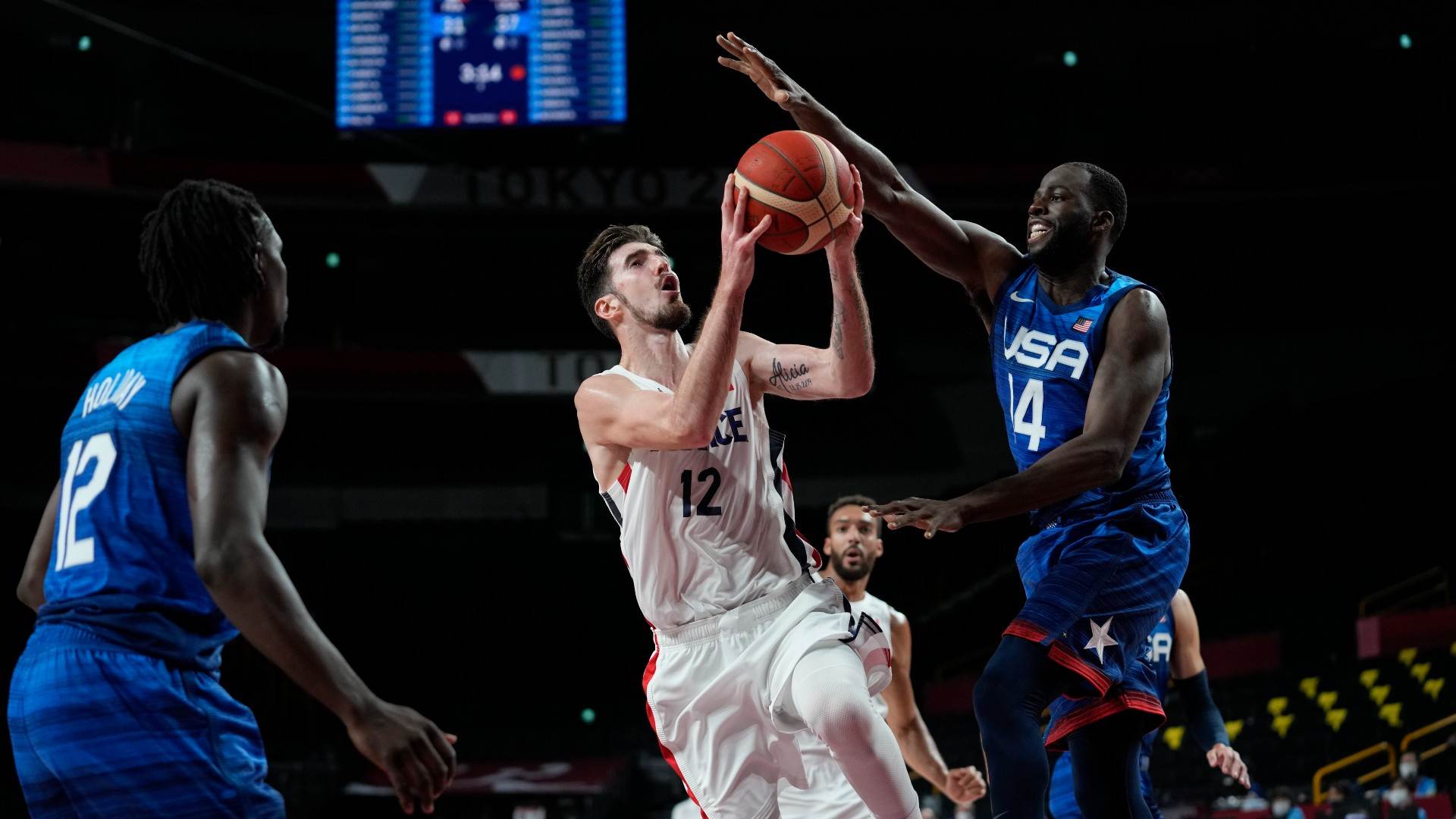 Basquete: Nando de Colo, da França, é marcado por Draymond Green, dos EUA Basquete: Nando de Colo, da França, é marcado por Draymond Green, dos EUA
