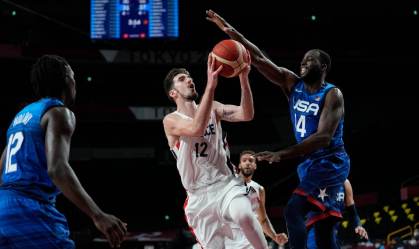 Basquete: Nando de Colo, da França, é marcado por Draymond Green, dos EUA