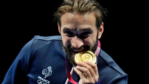 Em momento descontraído, o francês Romain Cannone morde a medalha de ouro