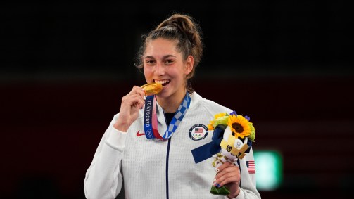 Anastasija Zolotic (EUA) e sua medalha de ouro do taekwondo 57kg