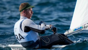 Robert Scheidt compete em regata da classe Laser na baía de Enoshima