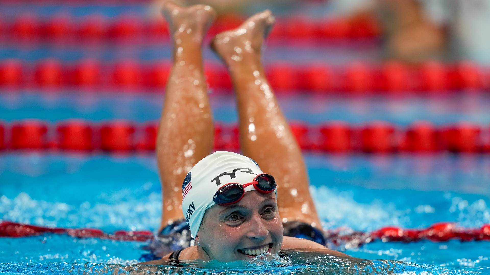Katie Ledecky (EUA) sorri depois da bateria de classificação dos 400m livre Katie Ledecky (EUA) sorri depois da bateria de classificação dos 400m livre