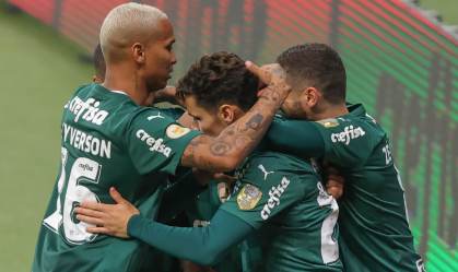 Jogadores do Palmeiras comemoram o gol contra o Fluminense 