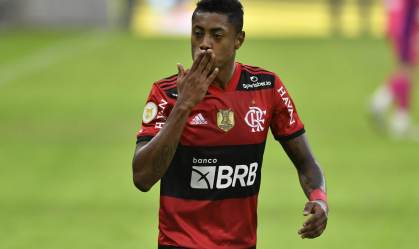 Bruno Henrique, do Flamengo, comemora gol sobre o São Paulo neste domingo (25)
