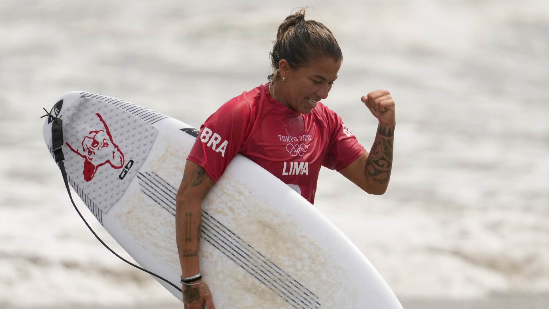 No surfe feminino, Silvana Lima conseguiu sua classificação para as quartas