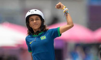 Aos 13 anos, Rayssa Leal, a Fadinha, conquistou a medalha de prata no skate stre
