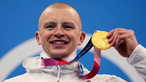 Nadador britânico Adam Peaty levou o ouro nos 100 metros peito nesta segunda-fei