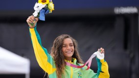 Rayssa Leal com a medalha de prata
