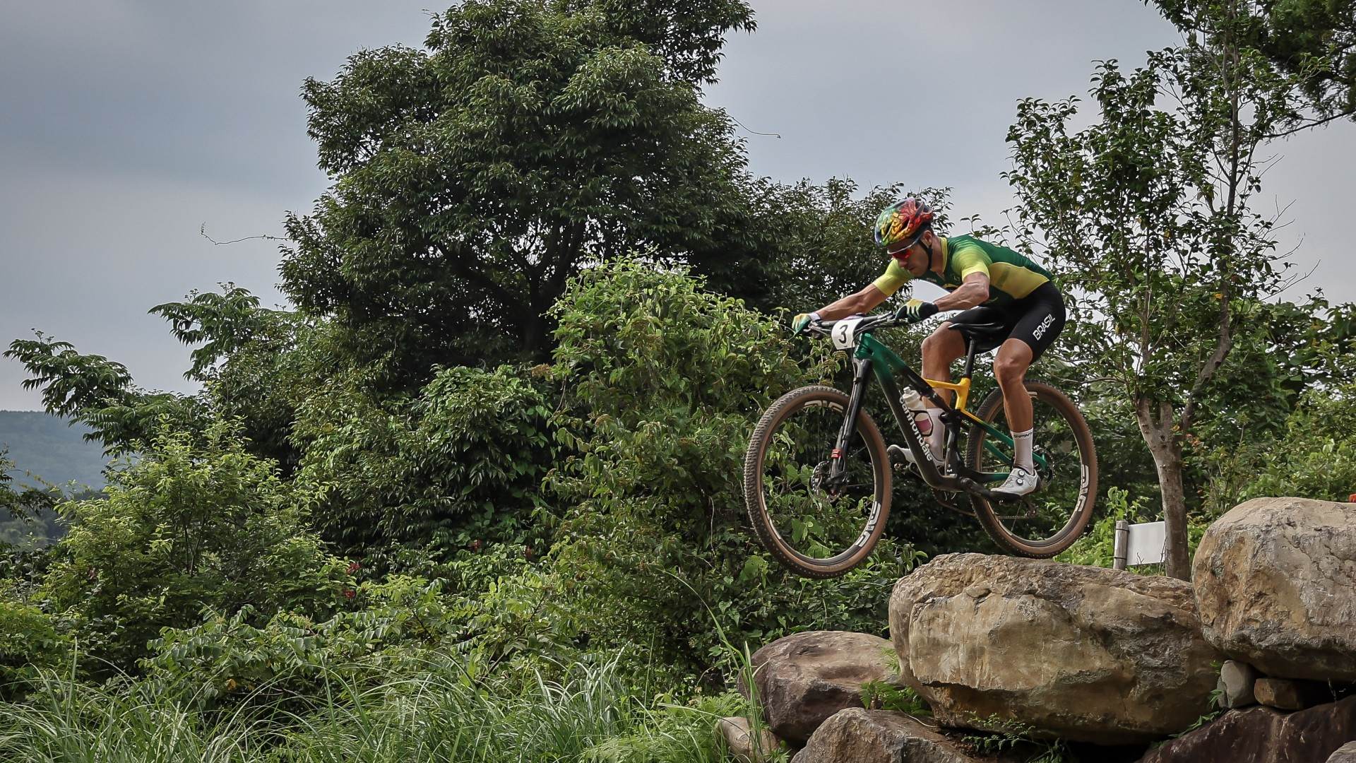 Ciclista brasileiro Henrique Avancini na prova de mountain bike em Tóquio Ciclista brasileiro Henrique Avancini na prova de mountain bike em Tóquio