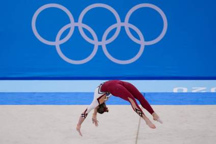 Sarah Voss se apresenta no solo durante classificatória da ginástica artística