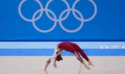 Sarah Voss se apresenta no solo durante classificatória da ginástica artística