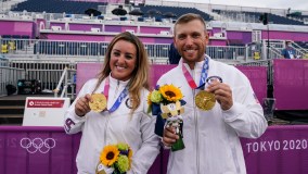 Amber English (E) e Vincent Hancock, dos EUA, levaram o ouro no skeet em Tóquio
