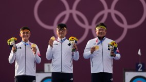 Kim Je Deok, Kim Woojin e Oh Jinhyek, da Coreia do Sul, ouro no tiro com arco