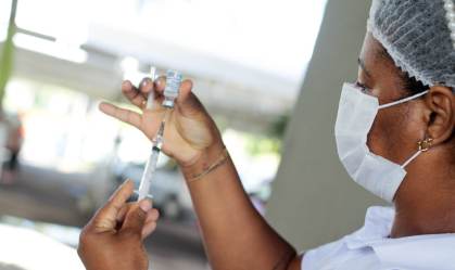 Profissional com vacina contra a Covid-19