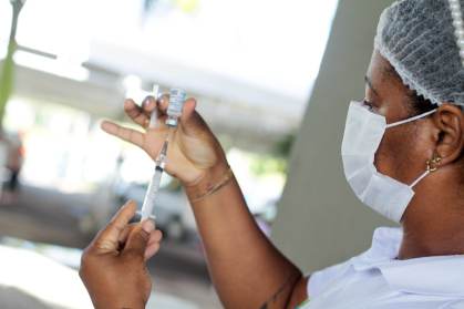 Profissional com vacina contra a Covid-19