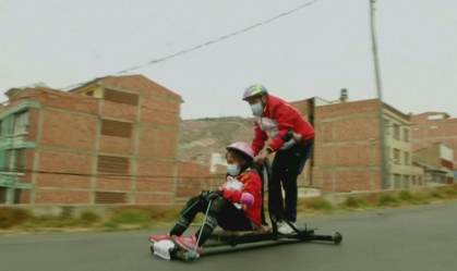 Tradicional corrida ocorre há mais de 70 anos na capital La Paz e também premia 