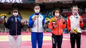 Cystique (E), Gjakova, Yoshida e Klimkait, medalhista no judô 57kg